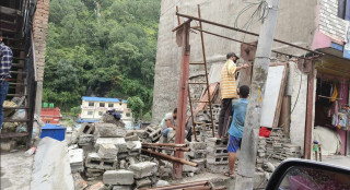 बेनी सडकमा बनाइएको अतिक्रमित संरचना हटाइयो