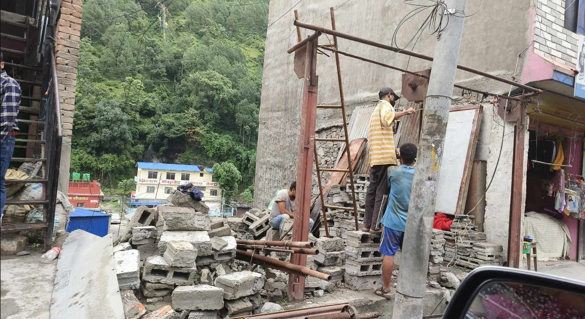 बेनी सडकमा बनाइएको अतिक्रमित संरचना हटाइयो
