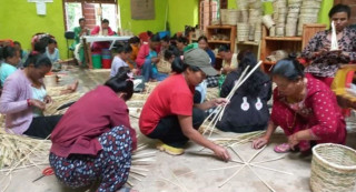 बाँसका सामग्रीबाट आय आर्जन गर्न महिलालाई तालिम