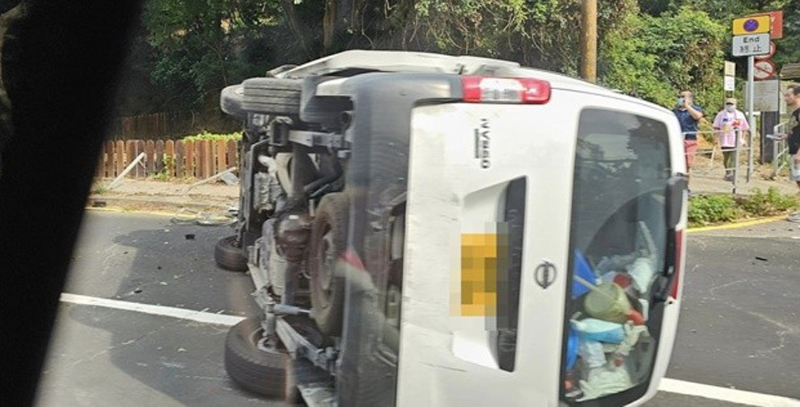 हङकङमा बीच सडकमै पल्टियो भ्यान, दुई जना घाइते