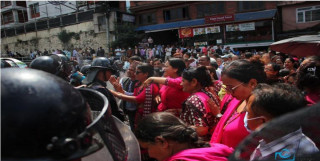 प्रहरी र शिक्षकबिच आज पनि धकेलाधकेल
