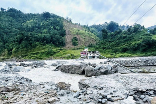 मेलम्चीको बाढीले अस्थायी पुल र सडकमा क्षति