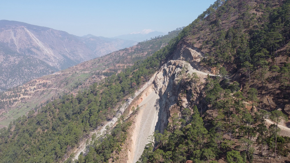 पतिपत्नीले सँगै भिरबाट फाल हाने, पत्नीको मृत्यु, पति गम्भीर घाइते