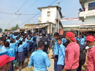 शिक्षक सरूवाकाे विराेधमा विद्यार्थीकाे प्रदर्शन, प्रहरीको लाठीचार्जबाट विद्यार्थीहरु घाइते