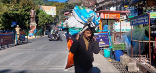 भारतमा मजदुरी गर्नेहरु भन्छन्– दसैँमा घर गए गुजारा कसरी गर्नु ? 