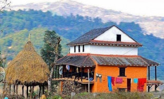 हराउँदै परम्परागत घर