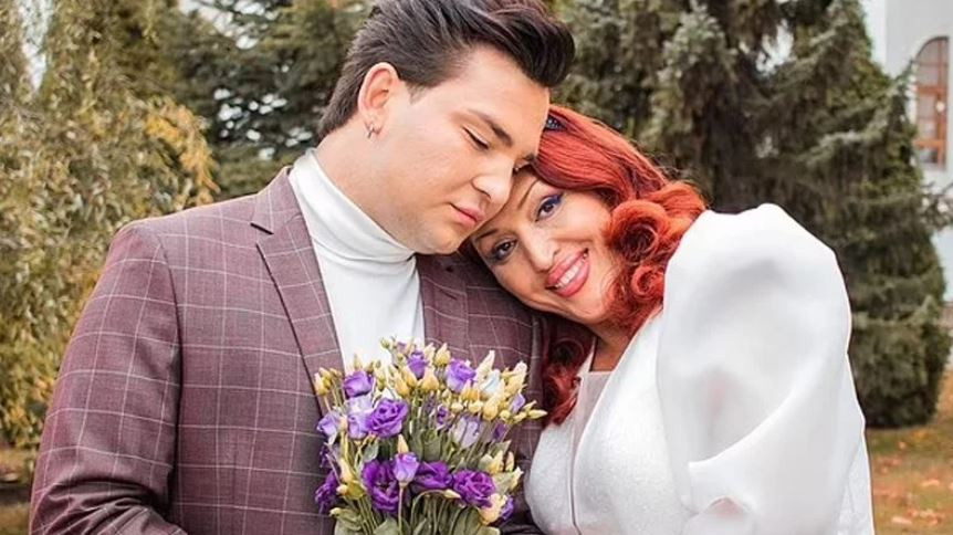 ३१ वर्ष कान्छो धर्मपुत्रसँग विवाह गरेपछि रुसमा संगीतकारको आलोचना