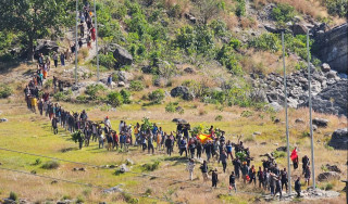 भूकम्पमा बाँचेकाहरु भन्छन् : ‘भाग्यले बचायो, अस्पतालसम्म आइपुगेका छौँ अब त केही नहोला कि’