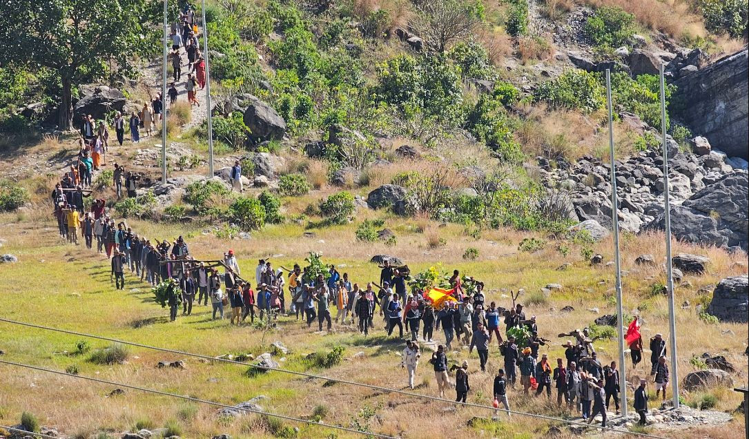 भूकम्पमा बाँचेकाहरु भन्छन् : ‘भाग्यले बचायो, अस्पतालसम्म आइपुगेका छौँ अब त केही नहोला कि’