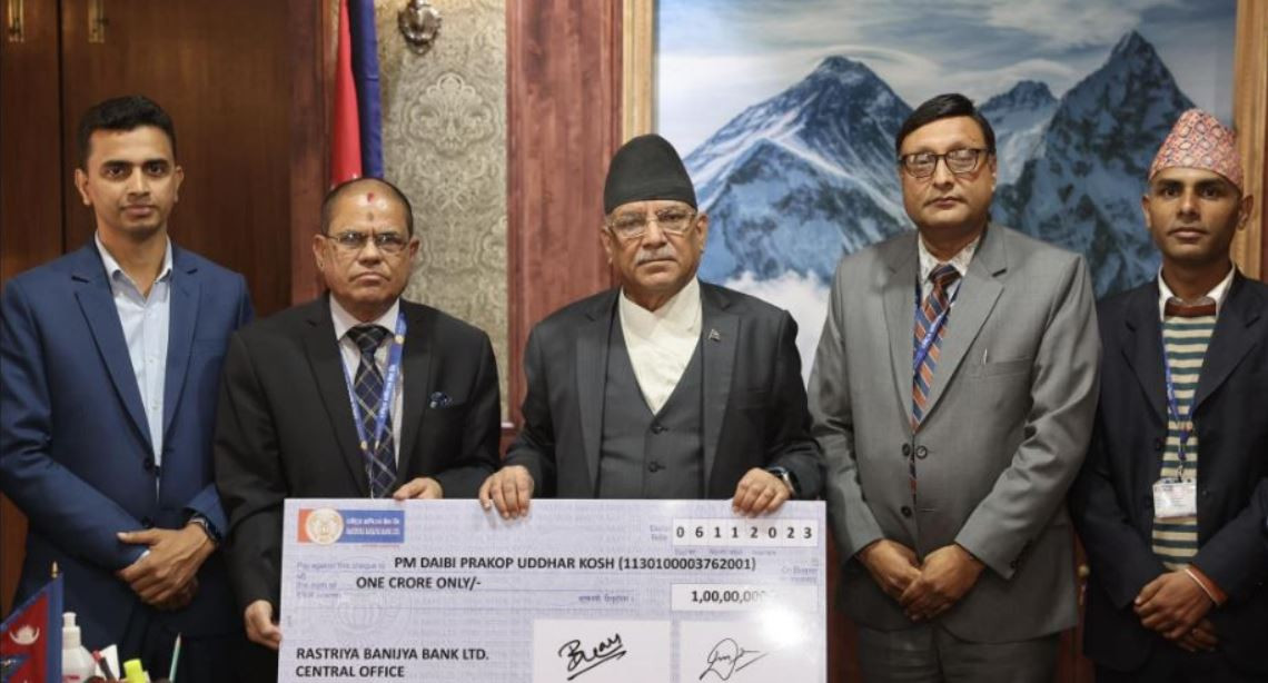 राष्ट्रिय वाणिज्य बैंकद्वारा भूकम्प प्रभावित क्षेत्रमा राहत सहयोगका लागि एक करोडको चेक हस्तान्तरण