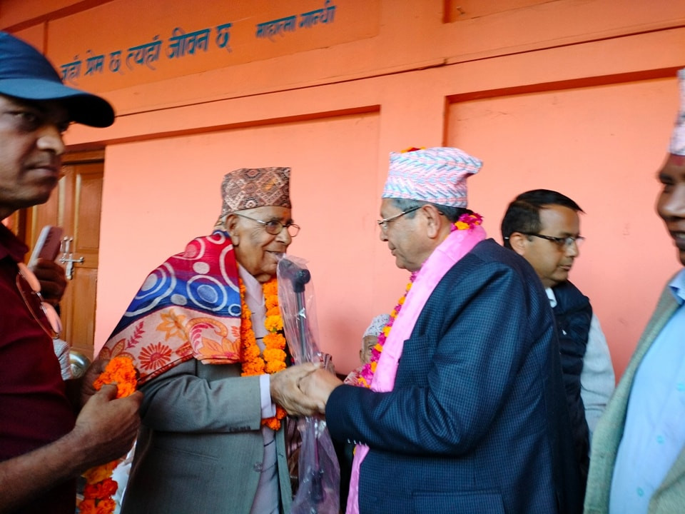 सभामुख घिमिरेद्वारा ३०१ जना वृद्धलाई लौरो वितरण