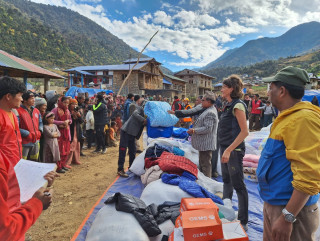 क्यारिनद्वारा बारेकोटमा राहत वितरण