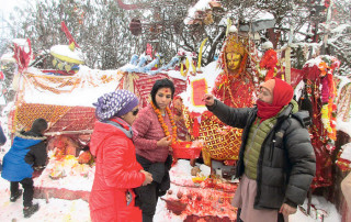 सामान्य वर्षासँगै पाथीभरा क्षेत्रमा हिमपात
