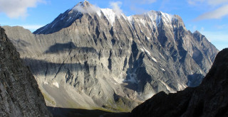 सेताम्मे हिमाल किन कालो हुँदैछ ?