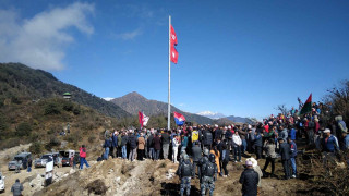 पाँचथरको चिवाभन्ज्याङमा ओलीले फहराए नेपालको राष्ट्रिय झण्डा (तस्बिरहरू)