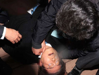 दक्षिण कोरियामा विपक्षी दलका नेता म्युङमाथि चक्कु प्रहार