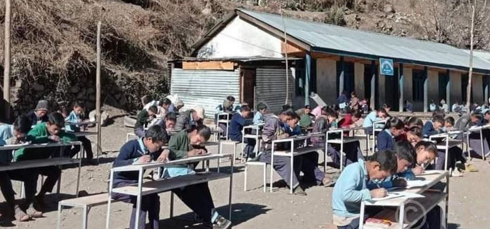 चिसो बढेसंगै घाममा बसेर परीक्षा दिँदै हुम्लाका विद्यार्थी