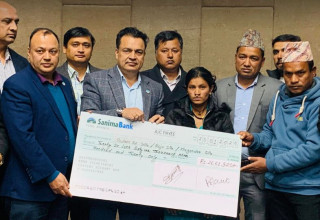 कंगोमा ज्यान गुमाएका सुरेशको परिवारलाई एनआरएनएद्वारा साढे २६ लाख सहयोग