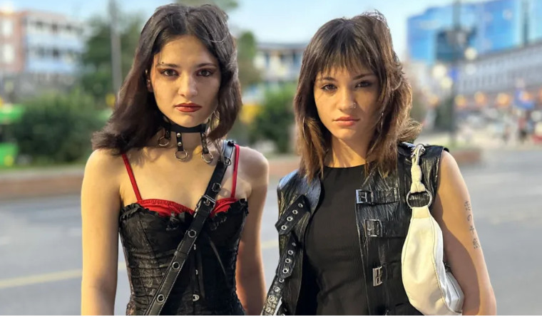 सानैमा बेचिएका जुम्ल्याहा दिदीबहिनीलाई टिकटक भिडियोले भेटाइदियो