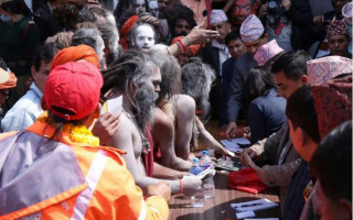 महाशिवरात्रिमा आएका साधुहरूलाई दक्षिणा दिएर बिदाइ गरिँदै