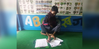 गोडाले लेखेर एसइई परीक्षा दिँदै