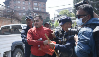 नेविसंघद्वारा सिंहदरबार अगाडि प्रदर्शन, ६ जना पक्राउ