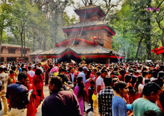आज चैतेदसैँ, बिहानैदेखि बागलुङ कालिकामा भक्तजनको घुइँचो