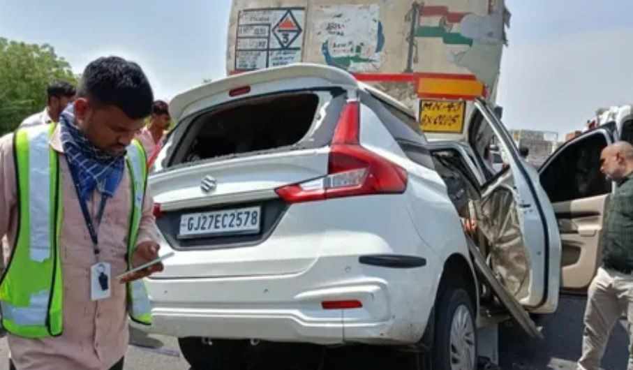 राजमार्गमा रोकिएको ट्यांकरमा कार ठोकिँदा  १० जनाको मृत्यु 