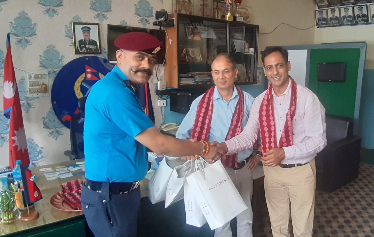 हिमालयन बैङ्कद्वारा प्रहरी कार्यालय, वीरगन्जलाई ३ लाखबढीको सामग्री प्रदान