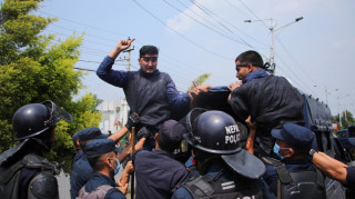 कांग्रेसले उक्सायो भातृ संगठन : संसद् भवन अगाडि नेविसंघको प्रदर्शन, ११ जना प्रहरी नियन्त्रणमा 