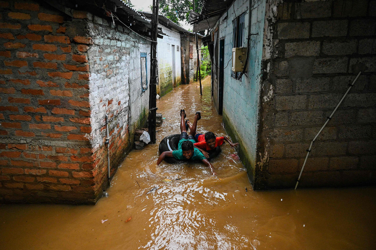 म्यानमाको बाढीमा  हजारौँ बासिन्दाहरू फसे घरभित्रै