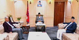 प्रधानमन्त्री प्रचण्ड, ओली र देउवाबीच भेटवार्ता, राष्ट्रिय सत्ता गठबन्धन हुन लागेको हो ? 