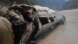 पर्यटक बोकेको गाडी नदीमा खस्यो, १४ जनाको घटनास्थलमै मृत्यु