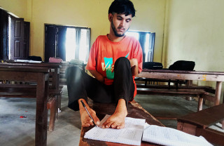 खुट्टाले लेखेर एसइई उत्तीर्ण भएका उमेश खत्री