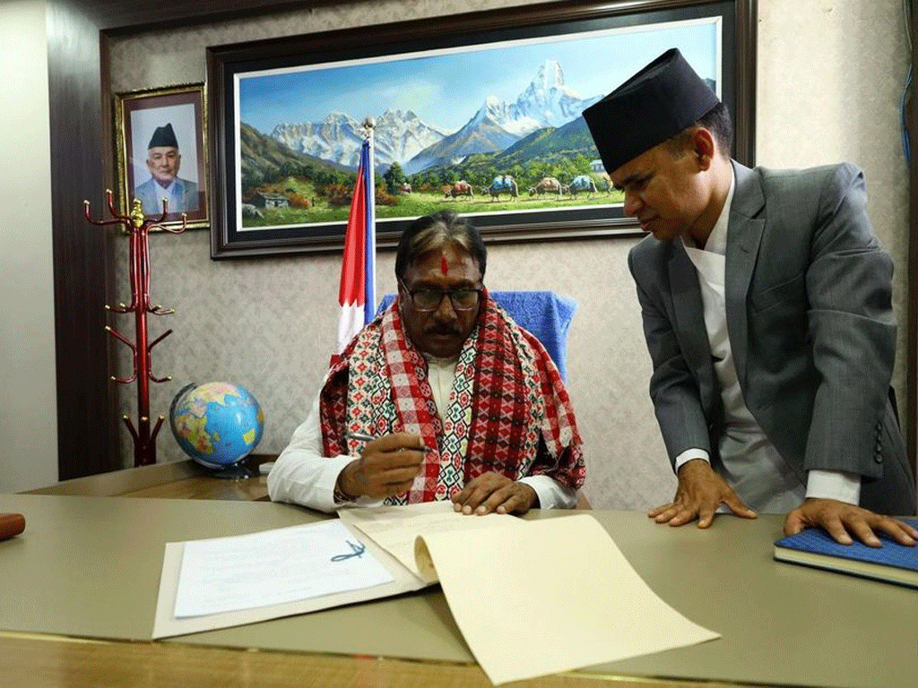 २० औँ पटक मन्त्री बनेका शरतसिंह भण्डारीले गरे पदभार ग्रहण