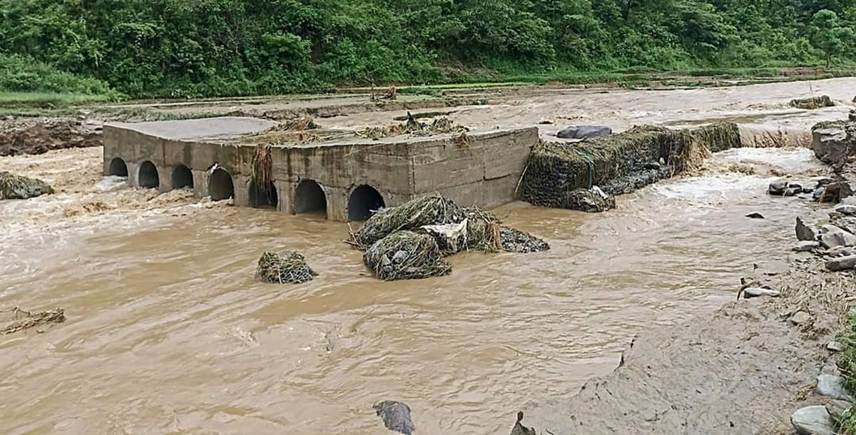 डाइभर्सन पुलमा बाढीले क्षति, गोरखा–आरुघाट सडक अवरुद्ध