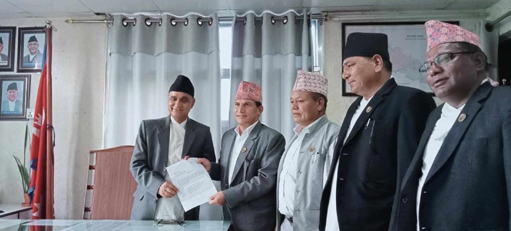 माओवादी मन्त्रीहरुले बुझाए मुख्यमन्त्रीलाई राजीनामा पत्र