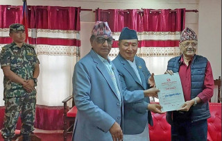 बागमतीकाे मुख्यमन्त्रीमा  बहादुर सिंह लामाकाे दाबी पेश
