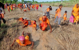 टुटेश्वरनाथको दर्शनका लागि दण्डीयात्रा जारी