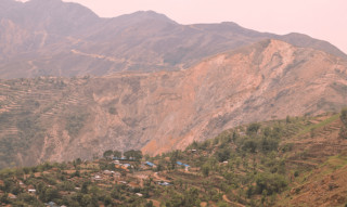 ‘गाउँको शिरमा भिर छ, खस्ला की भन्ने पिर छ’