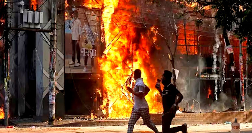 आन्दाेलनकारीले जिउँदै जलाए हसिनाको पार्टीका ८ नेता