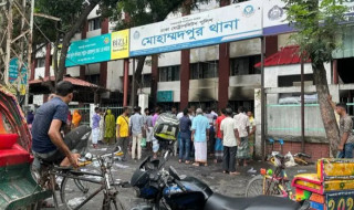 बंगलादेशमा  चौकी छाडेर भाग्दै प्रहरी, जलाइयो देशका संस्थापकको संग्रहालय