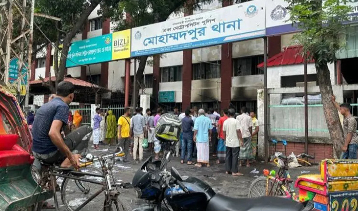 बंगलादेशमा  चौकी छाडेर भाग्दै प्रहरी, जलाइयो देशका संस्थापकको संग्रहालय
