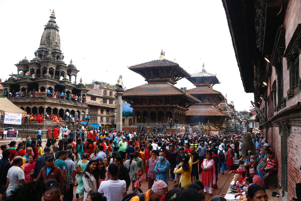 पाटनको कृष्ण मन्दिरमा भक्तजनको घुइँचो
