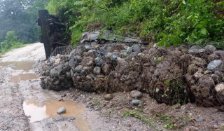 मेची राजमार्गको गोलाखर्क–राजदुवाली सडकखण्ड अवरुद्ध