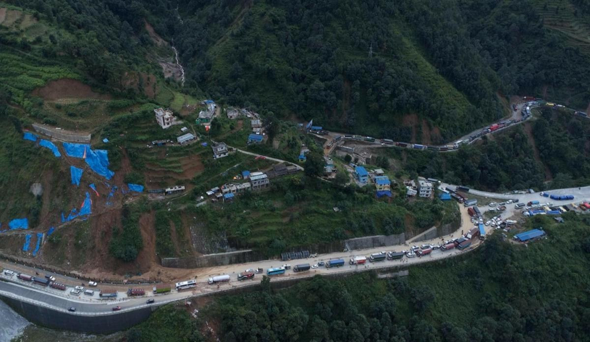 काठमाडौं आउँदै गरेको बस नागढुंगामा  दुर्घटना हुँदा ३ जना घाइते