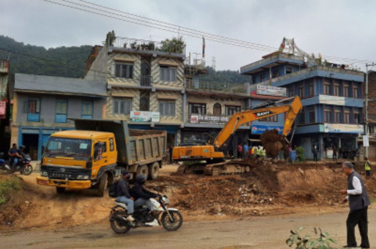 दमौली बजारमा सडक विस्तारले गति लिँदै