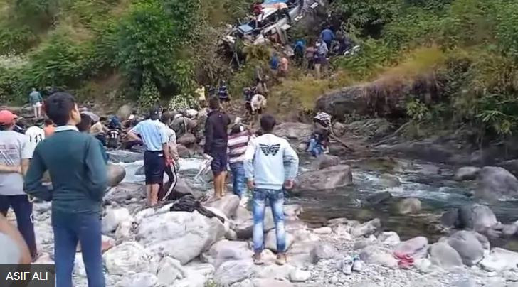 उत्तराखण्डमा बस दुर्घटना हुँदा कम्तीमा ३६ जनाको मृत्यु