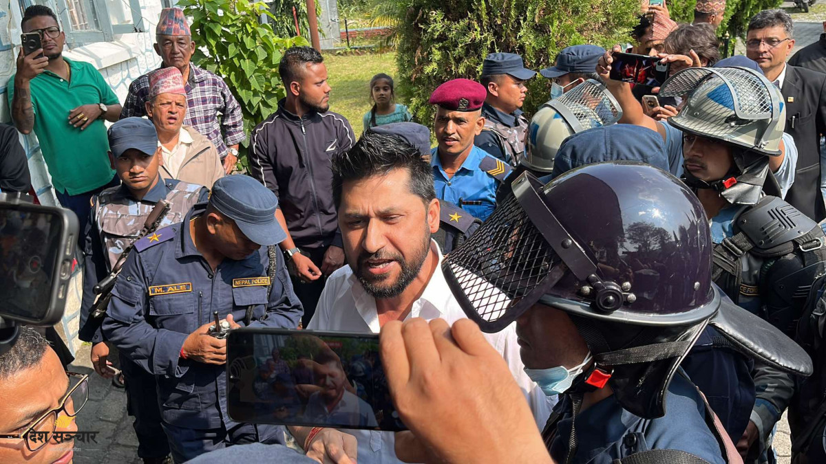 सभापति रवि लामिछाने आज जिल्ला अदालत काठमाडौँमा उपस्थित हुँदै