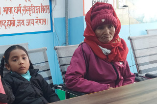 छोरीको शव ल्याउन १० महिनादेखि भौतारिरहेकी ७० वर्षीया आमा